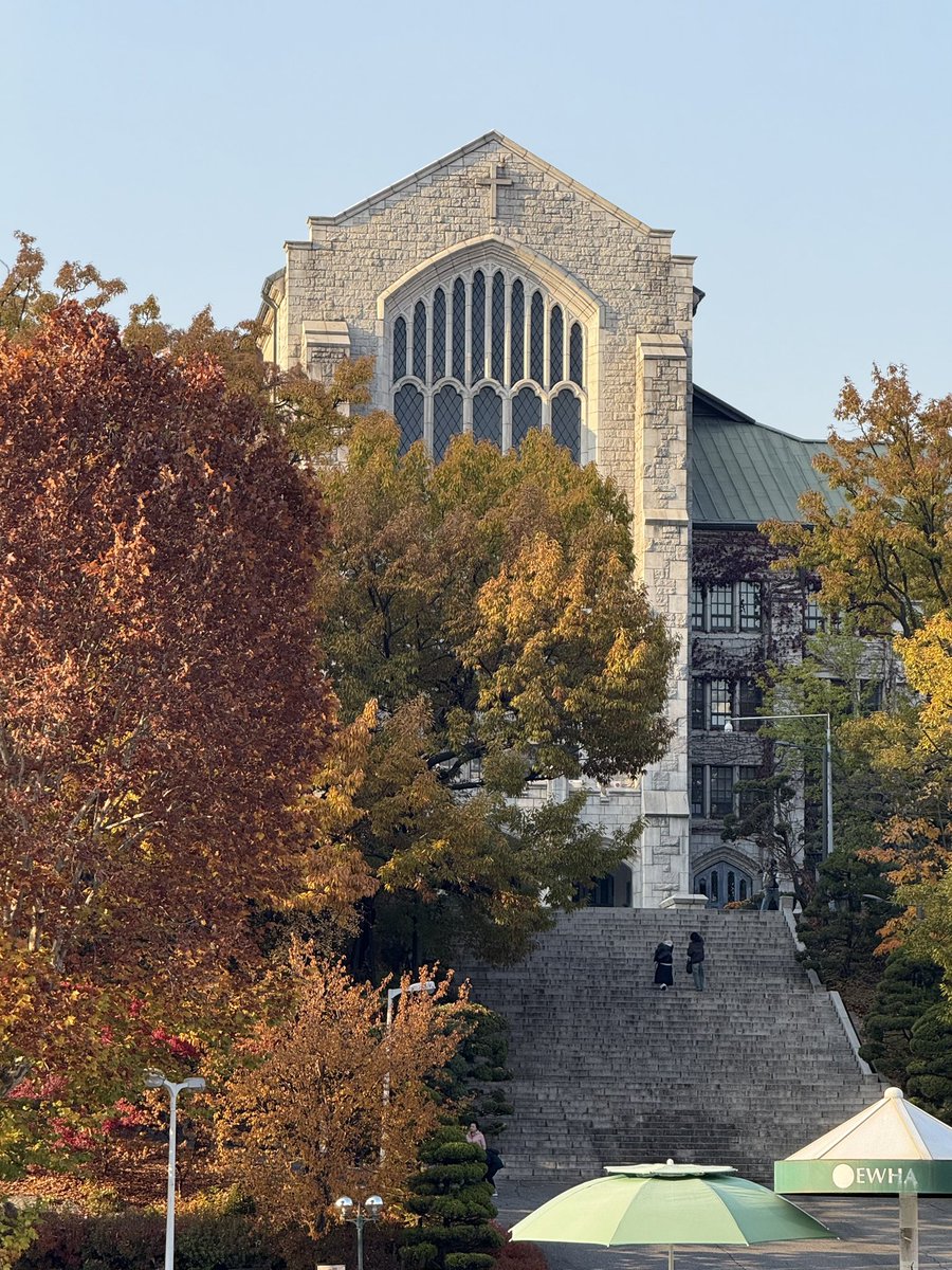 loveusumuch's tweet image. 봄여름가을겨울 모두 아름답지만
절대 못잊을 가을의 캠퍼스…🥹🍁