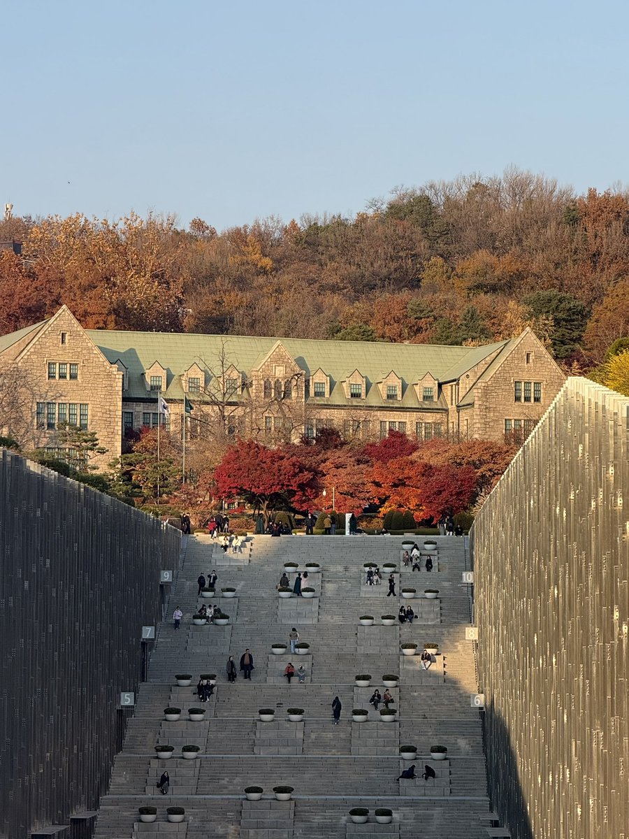 loveusumuch's tweet image. 봄여름가을겨울 모두 아름답지만
절대 못잊을 가을의 캠퍼스…🥹🍁