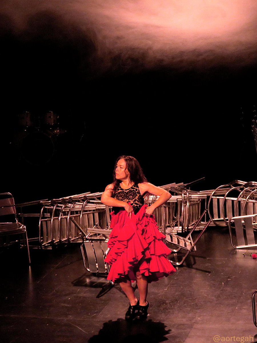 Lo de <a href="/RocioMolinaOfic/">RocíoMolinaOficial</a> en 'Calentamiento' es de otra galaxia. Una mirada a su oficio y su compromiso, a lo que hay detrás del baile que duele, que no se sabe cuándo comienza y jamás acaba. Junto a Pablo Messiez ha construido una experiencia cautivadora de imaginación desbordante.