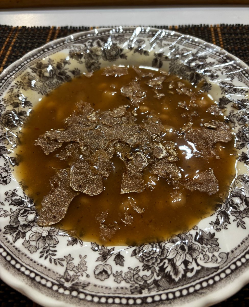 EVernacci's tweet image. Glorioso el plato de mongetes del ganxet cocinadas viudas y acabadas en un buen caldo casero de pollo, con trufa blanca (que aquí no se tira nada 😂) y espesadas como una sopa hot&amp;amp;sour china.
Días que salen bien.
Chez Vernacci.