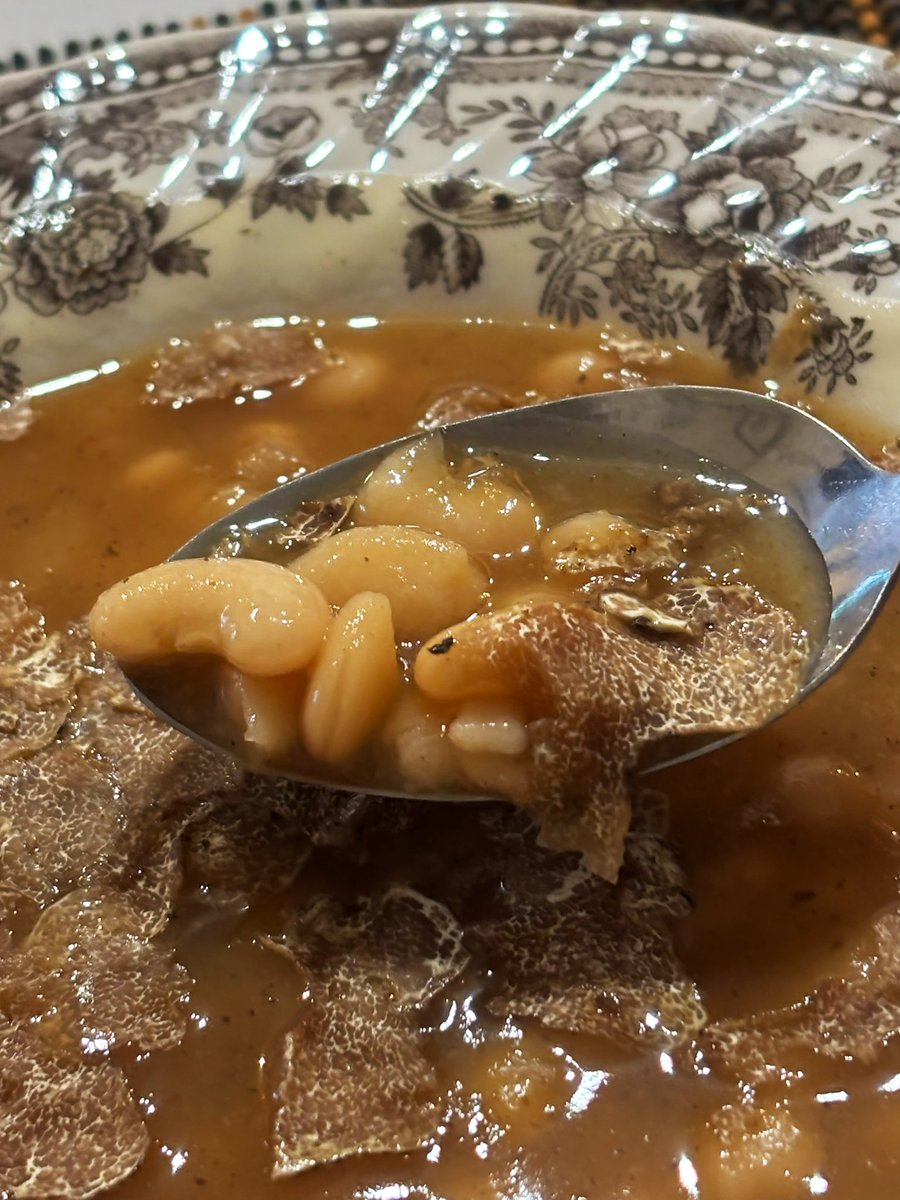 EVernacci's tweet image. Glorioso el plato de mongetes del ganxet cocinadas viudas y acabadas en un buen caldo casero de pollo, con trufa blanca (que aquí no se tira nada 😂) y espesadas como una sopa hot&amp;amp;sour china.
Días que salen bien.
Chez Vernacci.