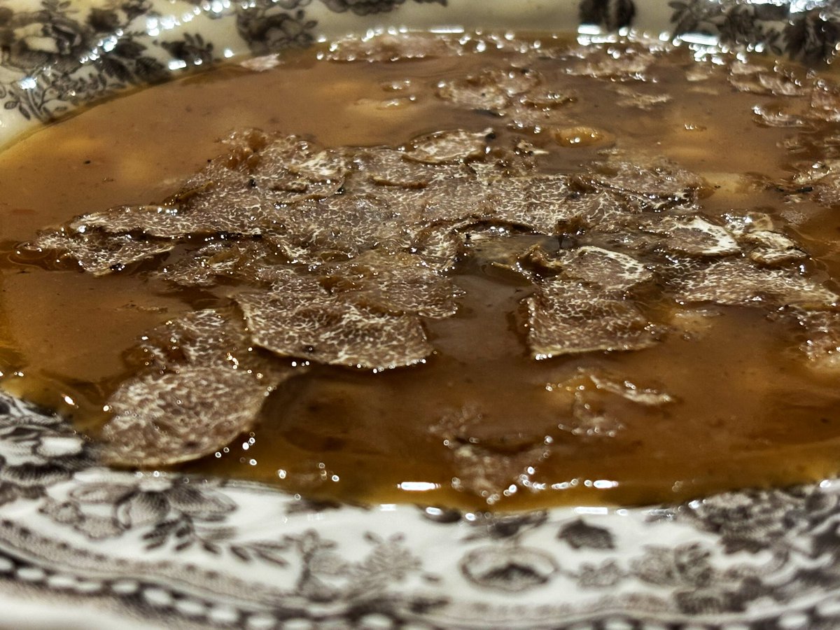 EVernacci's tweet image. Glorioso el plato de mongetes del ganxet cocinadas viudas y acabadas en un buen caldo casero de pollo, con trufa blanca (que aquí no se tira nada 😂) y espesadas como una sopa hot&amp;amp;sour china.
Días que salen bien.
Chez Vernacci.