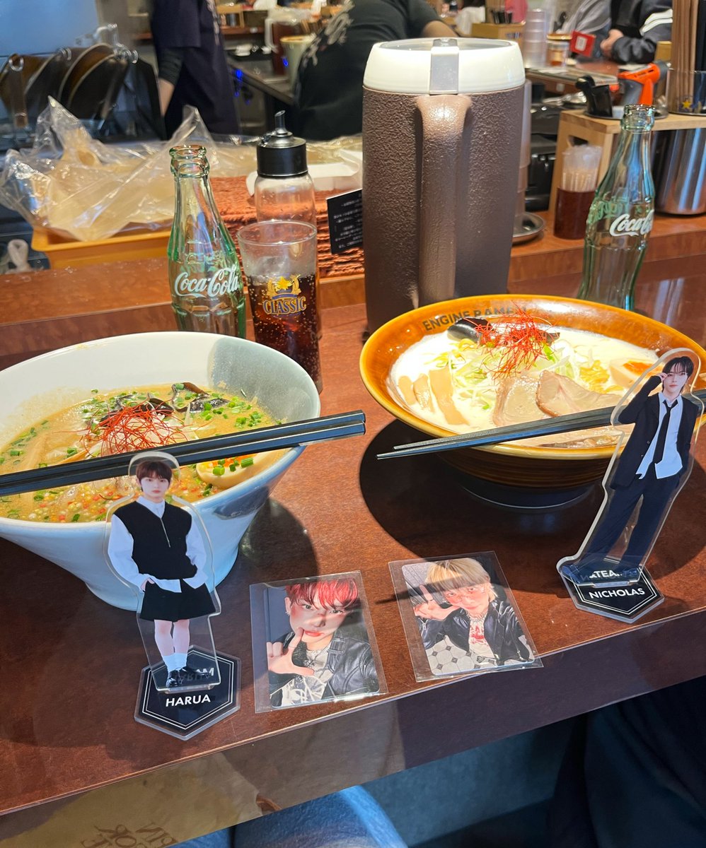 camellia_rmy's tweet photo. 相方にニコペンになってもらい、ラーメン食べに行ってきた🍜
めっちゃ美味しかったし、店員さん優しくて笑顔眩しかったし、たまたま同じ席誘導してくれて座れたし大満足でした🐰🍓 https://t.co/zPSHOhhoXC