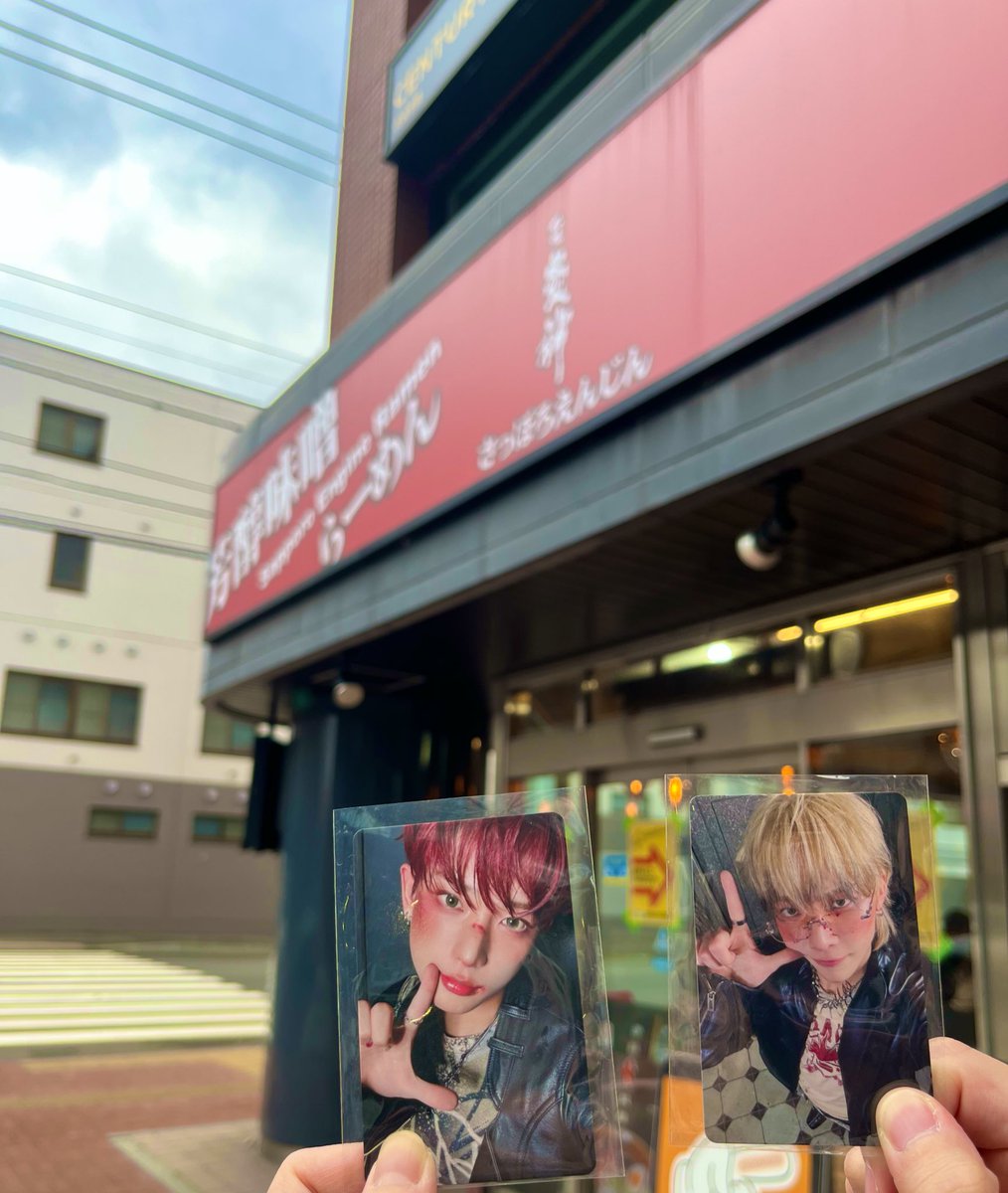 camellia_rmy's tweet photo. 相方にニコペンになってもらい、ラーメン食べに行ってきた🍜
めっちゃ美味しかったし、店員さん優しくて笑顔眩しかったし、たまたま同じ席誘導してくれて座れたし大満足でした🐰🍓 https://t.co/zPSHOhhoXC