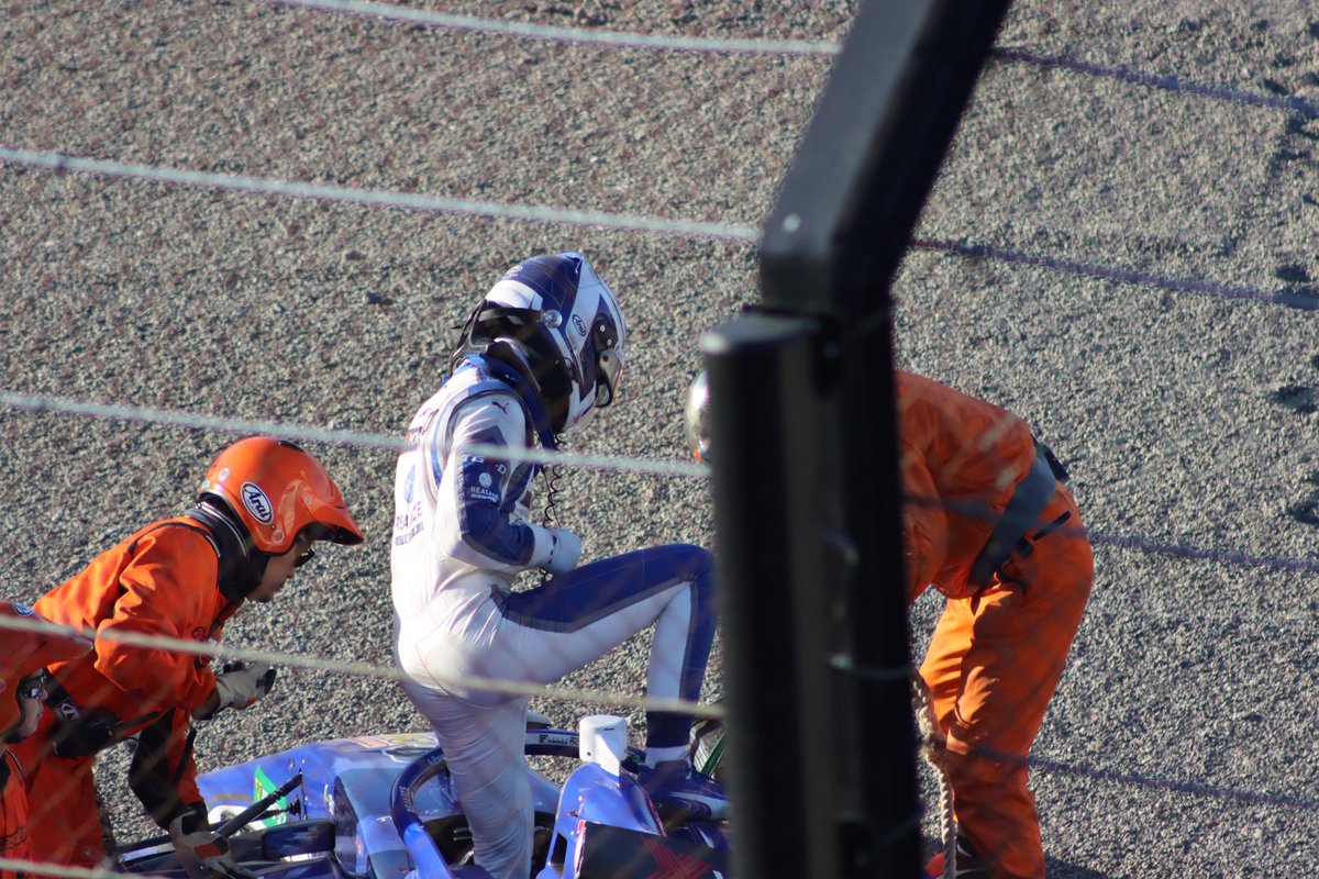 papaiya_481's tweet photo. オサリバンのクラッシュたまたま撮れた
タイヤの匂いが凄かった
#SFormula #スーパーフォーミュラ #鈴鹿サーキット https://t.co/mY1Mj8Se76
