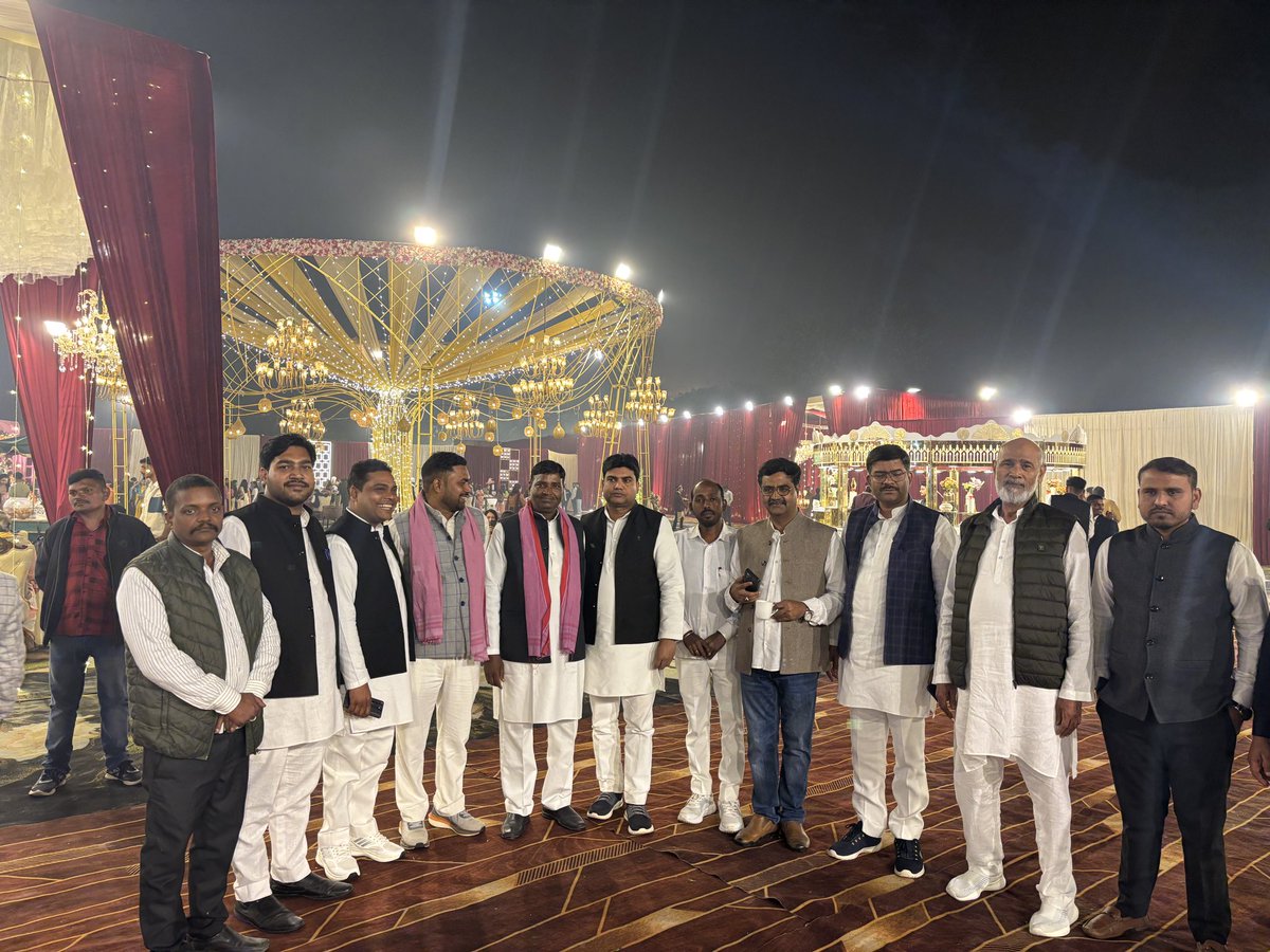 Gauravmla786's tweet image. समाजवादी पार्टी के वरिष्ठ नेता, पूर्व चिकित्सा अधिकारी परम आदरणीय श्री डॉ पुष्कर यादव जी (अंकल जी)की सुपुत्री (जज साहिबा जी ) के शुभ विवाह उत्सव में जनेश्वर मिश्र पार्क लखनऊ में शामिल हुआ!

#PDA #SamajwadiParty #AkhileshYadav #Marriage