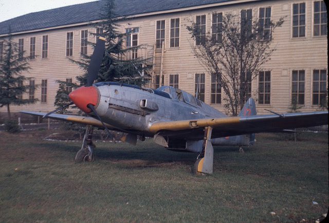 kuroro_was_here's tweet image. 1947年頃の横田基地に於ける飛燕I I型（現、かかみがはら航空宇宙博物館所蔵）

日の丸や尾翼のマーキングは陸軍当時のもので、機体のオリジナル度が高いと思われます。
ジュラルミンの状態からして、紛れもなく本機が空飛ぶ飛行機だったことがわかります。