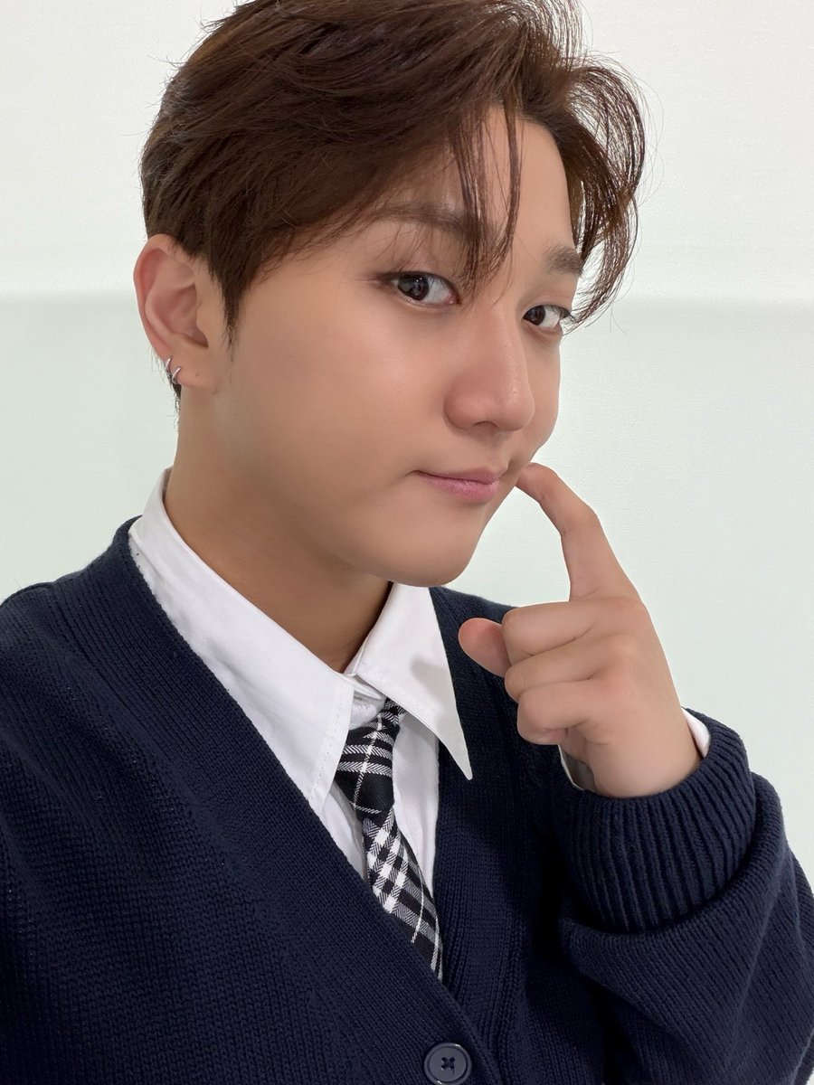 GoldenChild's tweet photo. [📸] 251122 에버라인 원데이 클래스

주찬 보조 선생님과 즐거웠던 시간🙂💚
고난과 역경의.. 뜨개 키링☘️☘️☘️
잘 간직해 주세요 골드니스🤙🏻

#GoldenChild #골든차일드 #GNCD
#홍주찬 #HONGJOOCHAN 
#Rise_and_Shine https://t.co/gr4TIhAyYv