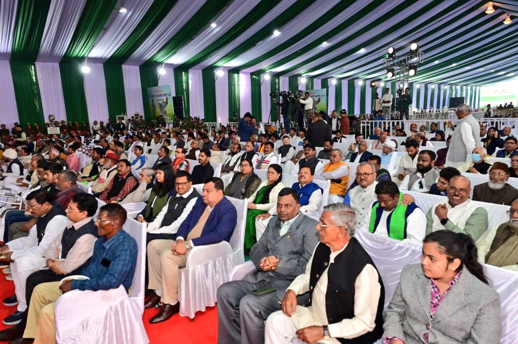 आज रांची में झारखण्ड विधानसभा परिसर में माननीय झारखण्ड विधानसभा के ऐतिहासिक 25वीं वर्षगांठ के अवसर पर आयोजित रजत जयंती समारोह में शामिल हुआ।
25 वर्ष का एक लंबा सफर इस प्रदेश ने पूरा किया है। राज्य सरकार ने भी रजत जयंती मनाई है। कुछ दिन पूर्व माननीय उच्च न्यायालय में भी रजत जयंती