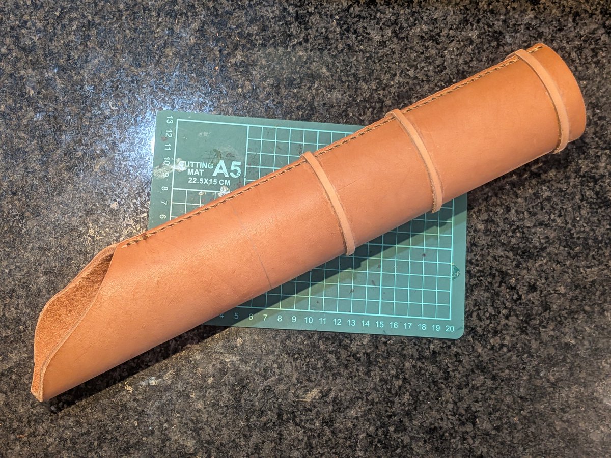 ラタン製片手剣の鞘を作ってみましたが、課題多めという結果に。

元のデザインだと、腰をぐるっと一周して短いのと固定のはずが短めにしたのが仇となったー。短い方ももう2-3cm短めの方が位置は良さそう？
平服だと問題なく抜けたが、鎧を着ると届きにくかった。

#アーマードバトル 
#ナイトウォーズ