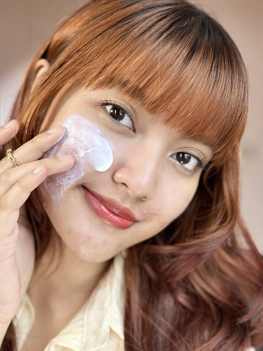 Sebagai pemilik kulit yang gampang ngamuk, ini sunscreen diterima baik sama kulit aku sih. Teksturnya nyaman👍🏻

Beneran kulit gak rewel lagi lewat jalur sunscreen Azarine!