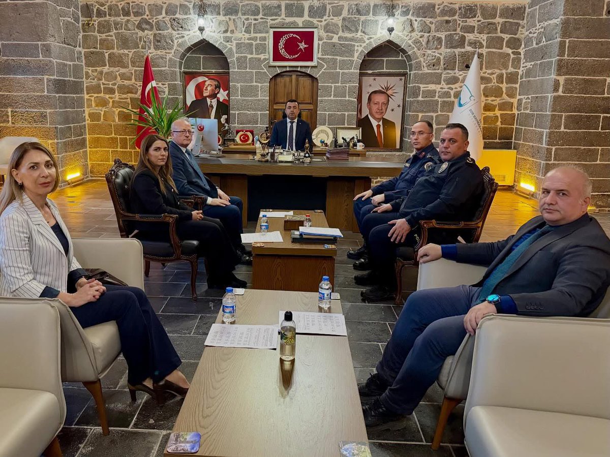 Kaymakamımız Sn. Hasan AKBULUT başkanlığında; Diyarbakır İli Sur ilçesi el yapımı patlayıcılar (EYP) ile mücadele ulusal eylem planı kapsamında icra edilen faaliyetler toplantısı j.Kd. Albay Ömer KARABULUT katilimiyla gerçekleşti.  <a href="/Diyarbakirtarim/">Diyarbakır Tarım ve Orman Müdürlüğü</a> <a href="/surkaymakamlik/">Diyarbakır Sur Kaymakamlığı</a> <a href="/murat_odoglu/">Murat ödoğlu</a>