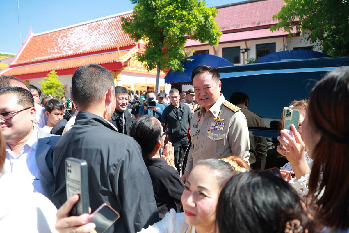 Region1official's tweet photo. ภาพบรรยากาศ นายกฯ อนุทิน ชาญวีรกูล ทักทายพุทธศาสนิกชนที่เดินทางมาร่วมพิธียกยอดฉัตรทองคำ พระมหาธาตุแก่นครอนุสรณ์สาธุชน ณ วัดหนองแวง พระอารามหลวง 
22 พ.ย. 68 https://t.co/1MebJnHIgO
