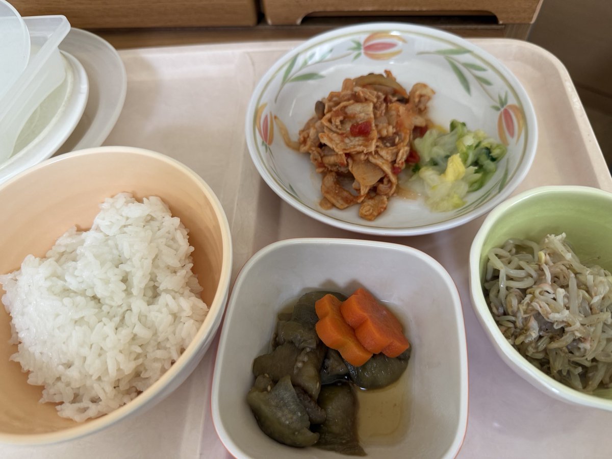 5日目(昼)

ナスの煮物🍆
もやしのなんか
豚肉にケチャップかかったやつ
米🌾

飽きてきた