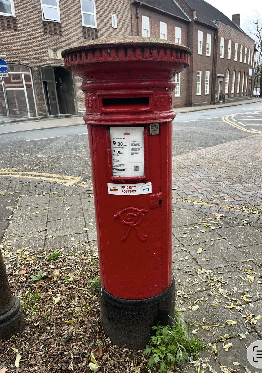 alisonrpalmer's tweet image. Good morning, Happy #PostboxSaturday 📮 A lovely Victorian Pillar Box in Stafford 📮