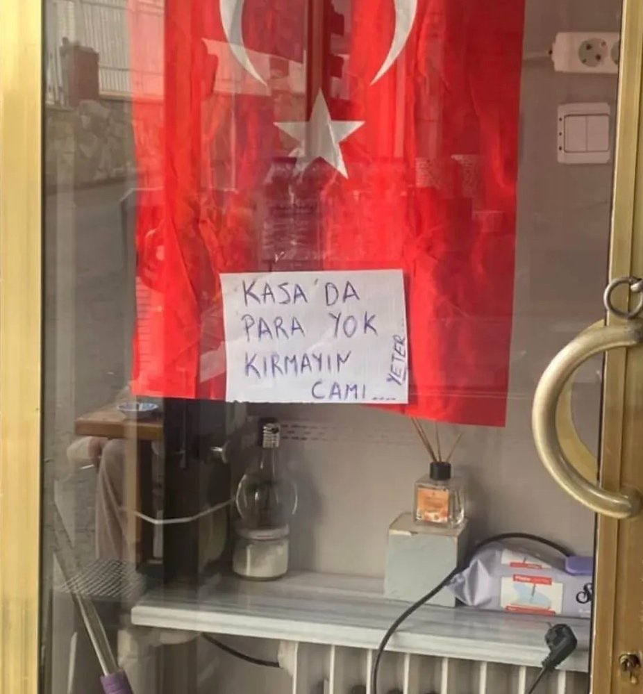 ajans_muhbir's tweet image. Tekirdağ&apos;da bir esnafın kapısına astığı yazı:

“Kasada para yok. Kırmayın camı, yeter.”