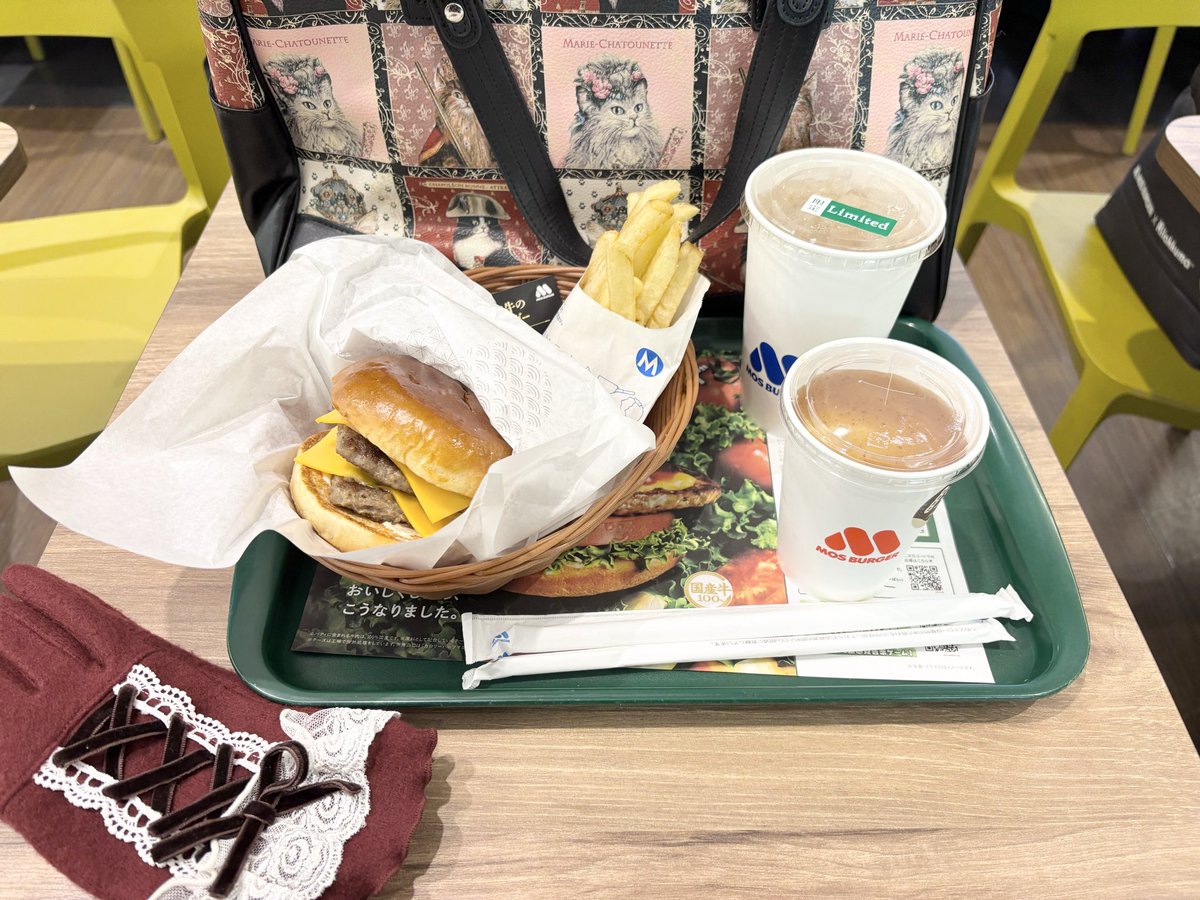 mynkn_LiLy's tweet image. 美容院ついでにモスバーガーの黒毛和牛のダブルチーズバーガーを食べてきました😊💕