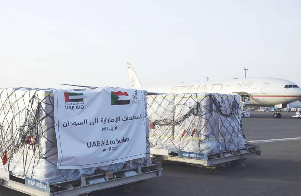 MunaBusamra's tweet photo. الإمارات ثالث أكبر مانح للمساعدات الإنسانية في العالم لعام 2025 🇦🇪

الإمارات… حين تصبح الإنسانية سياسة دولة

في عالمٍ تزداد فيه الحروب، وتتراجع فيه الأخلاق، وتشتدّ الأزمات…
تبقى #الإمارات الصوت الوحيد الذي يصرّ على أن الإنسان هو البداية والنهاية.

اليوم، يوثّق العالم مجددًا ما تعرفه الشعوب قبل التقارير:
الإمارات ثالث أكبر مانح للمساعدات الإنسانية في العالم لعام 2025 بحسب نظام التتبع المالي لمكتب الأمم المتحدة لتنسيق الشؤون الإنسانية (FTS).

هذا ليس " إنجازًا رقميًا" … بل شهادة دولية على دولةٍ جعلت من الإنسانية سياسة راسخة لا تتغير.

الإمارات… الرقم الذي يعبّر عن فلسفة دولة

أن تأتي الإمارات ثالثًا بعد الولايات المتحدة والاتحاد الأوروبي بإجمالي مساعدات يبلغ 1.46 مليار دولار—يمثل 7.2% من إجمالي المساعدات الإنسانية الموثقة عالميًا—فهذا يؤكد أنها ليست دولة تنتظر الأزمات… بل تتقدّم إليها.

(1)

مساعدات إماراتية تمتد من الإغاثة الفورية إلى إعادة بناء ما دمّرته الحروب والكوارث:
صحة، تعليم، طاقة، بنية تحتية… في مناطق غالبًا ما يغيب عنها العالم، لكن لا تغيب عنها الإمارات.

التزام تاريخي… لا دعاية إعلامية

منذ قيام الاتحاد عام 1971 وحتى منتصف 2024 قدمت الإمارات 360 مليار درهم (98 مليار دولار) لدعم المحتاجين في أكثر من 140 دولة.

(2)

هذا الرقم يعادل ميزانيات دول، لكنه في الإمارات يُقدَّم دون تمييز:
لا دين، لا عرق، لا لون…
فالمبدأ التاسع من “مبادئ الخمسين” واضح:
الإنسان أولاً… مهما كان وأينما كان.

شاهدان على الاتساق الأخلاقي: السودان وغزة

عندما يسقط الناس… هناك دول تتحدث، ودول تتحرك.
الإمارات دائماً تتحرك.

• السودان:
من 2015 إلى 2025 قدمت الإمارات 4.24 مليار دولار، منها 784 مليون منذ بداية الأزمة في 2023.
مشروعات صحية وتنموية وإغاثية أنقذت آلاف الأرواح.

• غزة:
منذ أكتوبر 2023 قدّمت الإمارات 2.57 مليار دولار، إضافة إلى إنشاء مستشفى ميداني، وفتح الممرات الإنسانية، واستقبال الجرحى.
ودعمت أوكرانيا أيضًا بأكثر من 105 ملايين دولار.

هذه ليست ردود فعل… بل مواقف دولة تعرف معنى الإنسانية وسط عالم قاسٍ.

( 3) 

لماذا يهمّنا هذا التصنيف؟

لأن الإمارات لا تبني نفوذها بالميليشيات… بل بالمساعدات.
لا تفرض حضورها بالسلاح… بل بإنقاذ الأرواح.
لا تبحث عن المكاسب… بل عن الأثر الإنساني الذي يليق بتاريخها.

أن تكون الإمارات ثالث أكبر مانح إنساني عالميًا يعني أنها:

● شريك محوري في معالجة الأزمات العالمية
● دولة تقود ولا تُقاد
● قوة أخلاقية في النظام الدولي
● نموذج عربي مشرّف يقف مع الشعوب لا ضدها

(4)

في سجلّ الإنسانية… الإمارات ليست رقماً.
هي المعيار.

دولة تتقدم حين يتراجع العالم، وتبني حين يهدم الآخرون، وتقف إلى جانب الشعوب حين يخذلهم الجميع.

ولهذا… حين يتحدث العالم عن 
" الأمل" في زمن الكوارث،
فهو يتحدث دون أن يدري عن الإمارات.

#الإمارات  #المساعدات_الإنسانية #UAE
