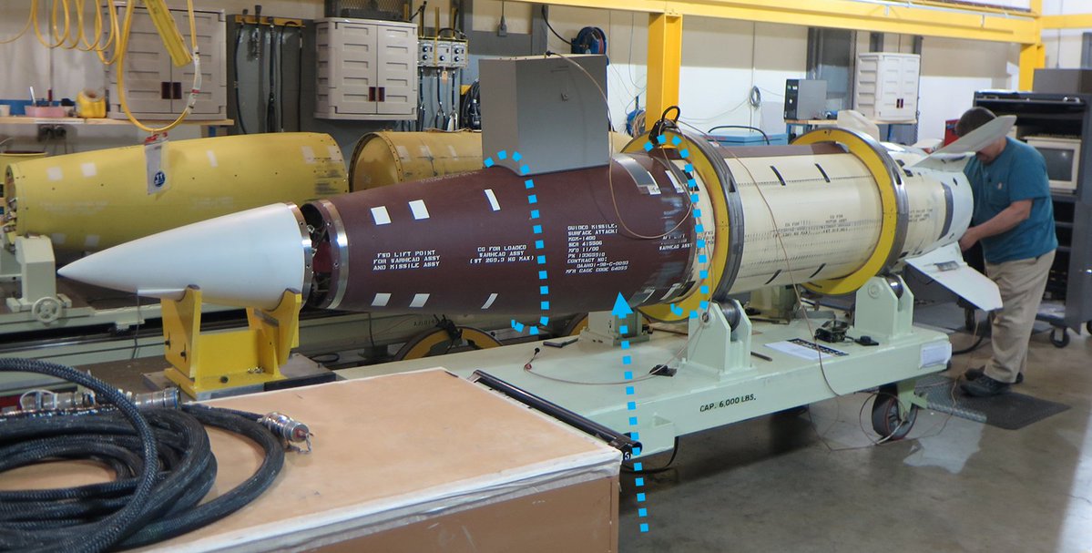 EE_EspadaEscudo's tweet image. Marking, with blue dashed lines, the section that mediates the back engine component with the forward warhead section. Photograph of the technical preparation procedure for the inspection of components of an ATACMS missile at the Letterkenny Munitions Center (LEMC), in…