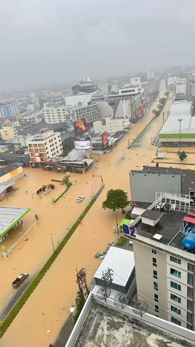 TravelJimat's tweet photo. Hatyai Banjir...ramai Rakyat Malaysia stuck, tak boleh balik dan mintak tolong Bantuan Kerajaan.. https://t.co/hMxvZEqU5A
