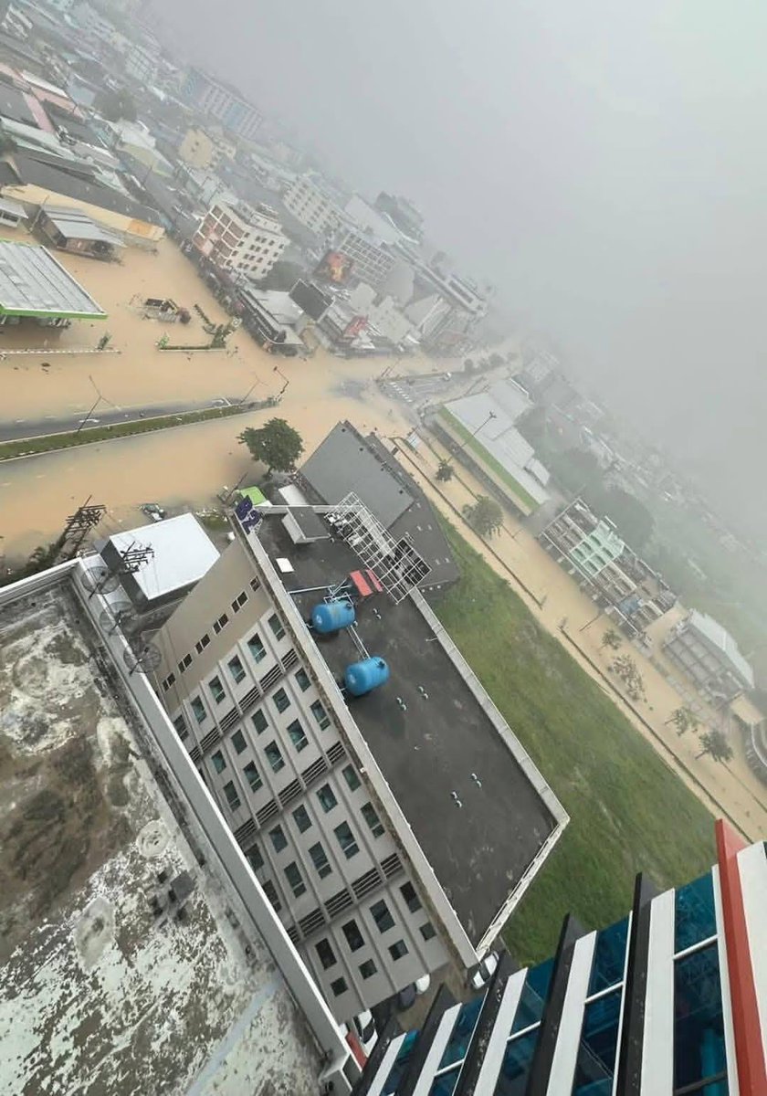 TravelJimat's tweet photo. Hatyai Banjir...ramai Rakyat Malaysia stuck, tak boleh balik dan mintak tolong Bantuan Kerajaan.. https://t.co/hMxvZEqU5A