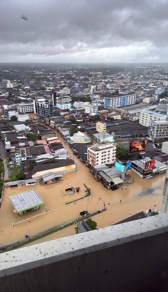 TravelJimat's tweet photo. Hatyai Banjir...ramai Rakyat Malaysia stuck, tak boleh balik dan mintak tolong Bantuan Kerajaan.. https://t.co/hMxvZEqU5A