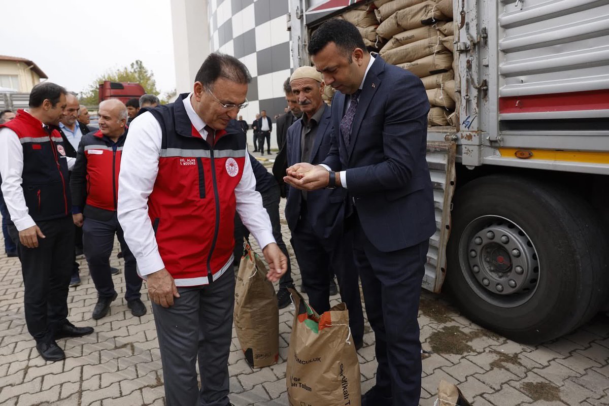 İl Tarım Müdürlüğümüzün TAKE projesi kapsamında, İlçe Müdürlüğümüz olarak 120 çiftçimize toplam 5.000dekar alanda ekilmek üzere 70ton mercimek tohumu dağıtıldı. Sur Kaymakamımız Hasan Akbulut, İl Tarım Müdürümüz Adil Alan, Sur İlçe Müdürümüz Murat Ödoğlu ve çiftçilerimiz katıldı.