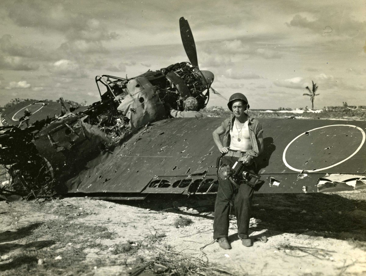 zero2152c's tweet image. ペリリュー島で撮影されたと思われる中島製零戦二一型
迷彩塗装機の歩行禁止表示がはっきり判る白黒写真は珍しいですね。