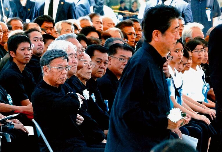 fumikocn1's tweet image. 미군 병사들의 수많은 성폭력 사건들, 
미군 기지의 대부분을 오키나와에 계속 떠넘기는 일본정부.
바로 2017년에 도쿄사진기자협회에서 최우수상을 받은 「오키나와의 시선」(도쿄신문)의 배경입니다…