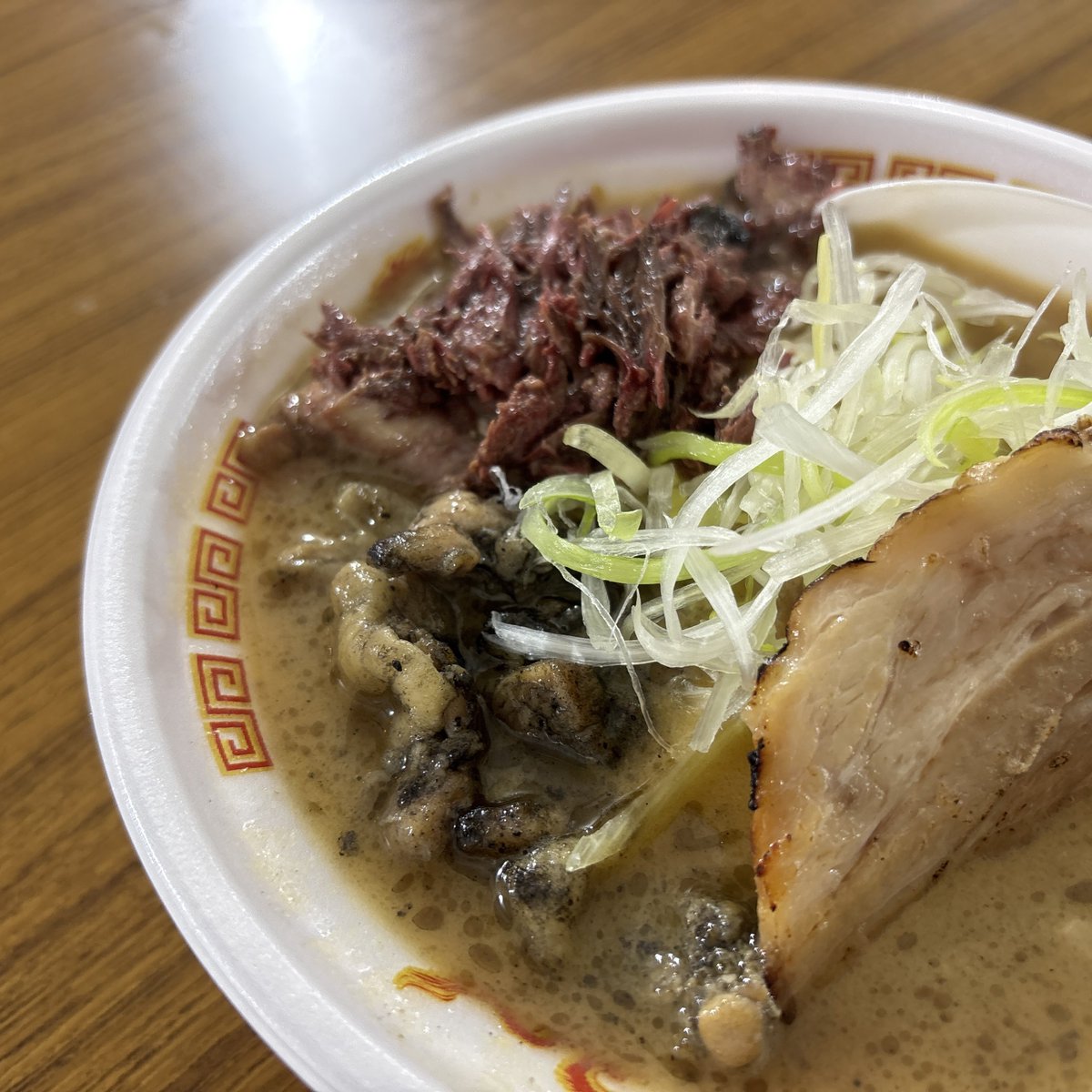 napoyato's tweet photo. 鬼そばが帰ってきたよ

ほんのり優しい甘味、味噌と脂のコクがすごい

ラーメンであまり見ない真っ赤の肉
熊のスペアリブらしい、臭みなくてでもジビエらしい他の肉にない味？？

鶏肉は単体でも強いよ
いぶりかっこ
秋田の味がごろごろ出てくる

去年と違う鬼そば藤谷
秋田の鬼そばですね
すごいわ https://t.co/ACCwW0X3dl