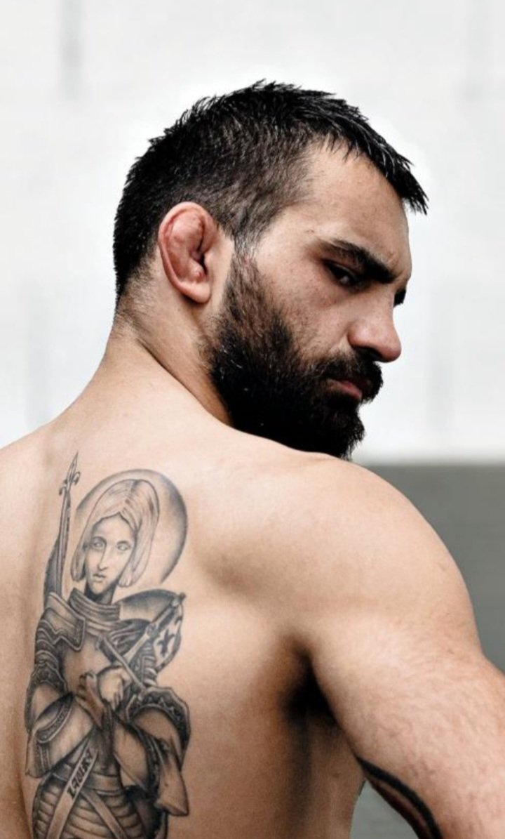 Benoît Saint-Denis (né à Nîmes en 1995)
Ancien opérateur des forces spéciales au 1er RPIMa, il combat désormais dans les octogones de l'UFC, la plus prestigieuse organisation de MMA.