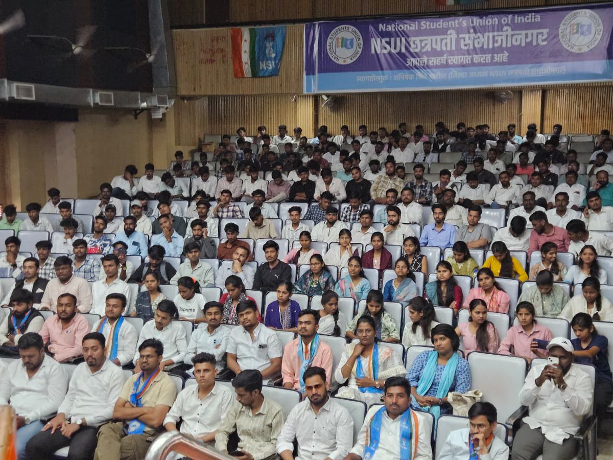 nsui's tweet photo. NSUI President Shri @varunchoudhary2 is in Aurangabad, Maharashtra today, where he interacted with students about Vote Chori, the recurring paper leak issues, and the growing unemployment crisis.

During the visit, NSUI Maharashtra launched its new campaign -“Naukri Do, Varna Bhatta Do”- calling out the government’s failure to provide jobs and demanding real support for students and youth.

NSUI remains committed to amplifying student voices and standing up for their rights across Maharashtra.