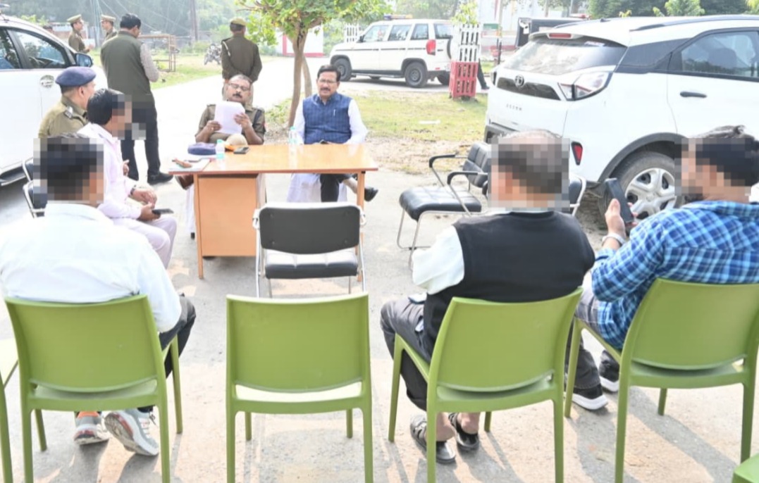 जिलाधिकारी एवं पुलिस अधीक्षक जालौन द्वारा थाना/समाधान दिवस के अवसर पर कोतवाली कालपी में आए हुए फरियादियों की समस्याओं को गम्भीरता से सुना गया तथा उनकी समस्याओं के गुणवत्तापूर्ण/समयबद्ध निस्तारण हेतु सम्बन्धित को आवश्यक दिशा-निर्देश दिये गये ।