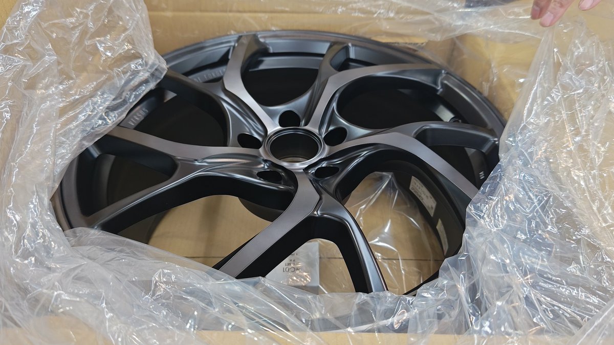 ramuda9228's tweet image. 装着はちょっと先になるけど、ものだけ見に行ってきた！
#Z34 #VMF C-01 #RAYS