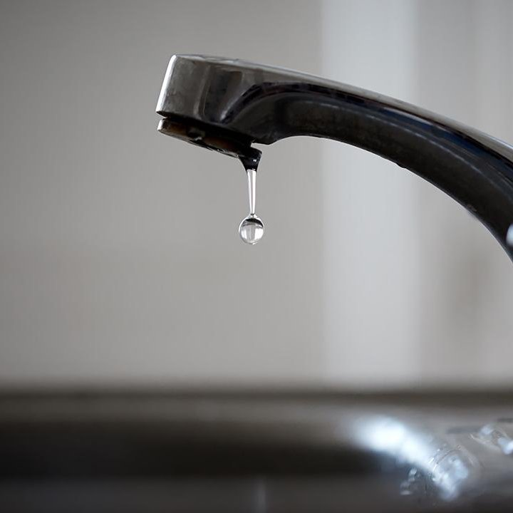 Mersin'in birçok bölgesinde yaklaşık 6 gündür su kesintisi yaşanıyor.

— Kesintinin "Hızlı Tren Projesi" ve altyapı çalışmaları sebebiyle yaşandığı açıklandı.