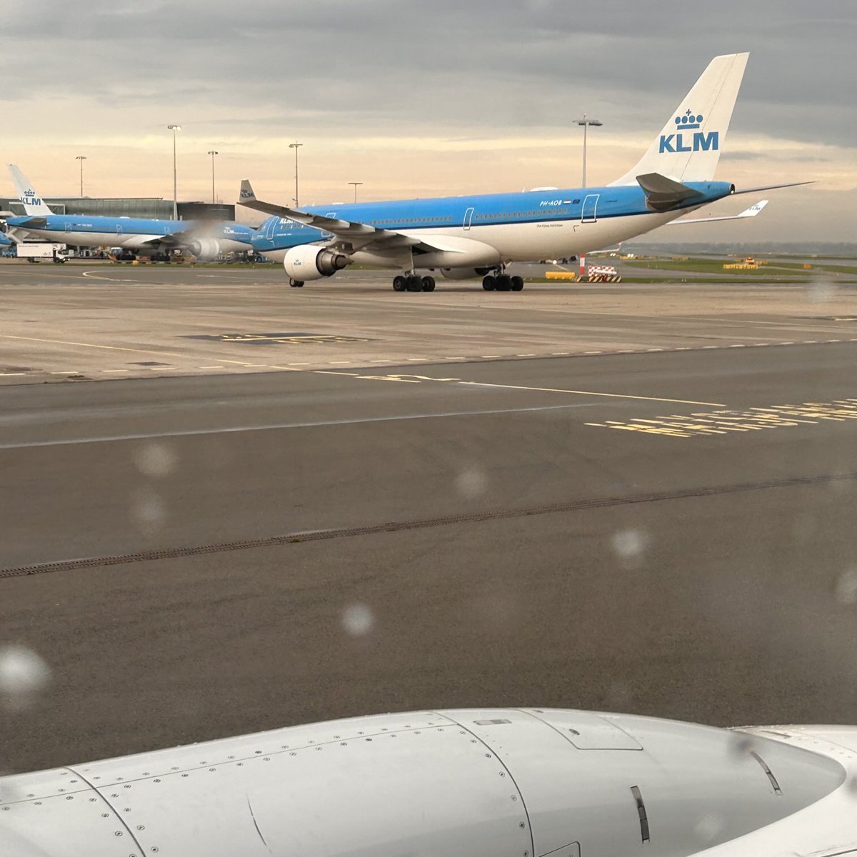 MvanDusseldorp's tweet photo. Netjes op tijd geland vanuit Bonaire, zo economisch mogelijk gevlogen, sta je te wachten op een gate….🥴 #KLM #PHAOB (Any Other Business..🤪🤪) https://t.co/UIwcv5S0jy