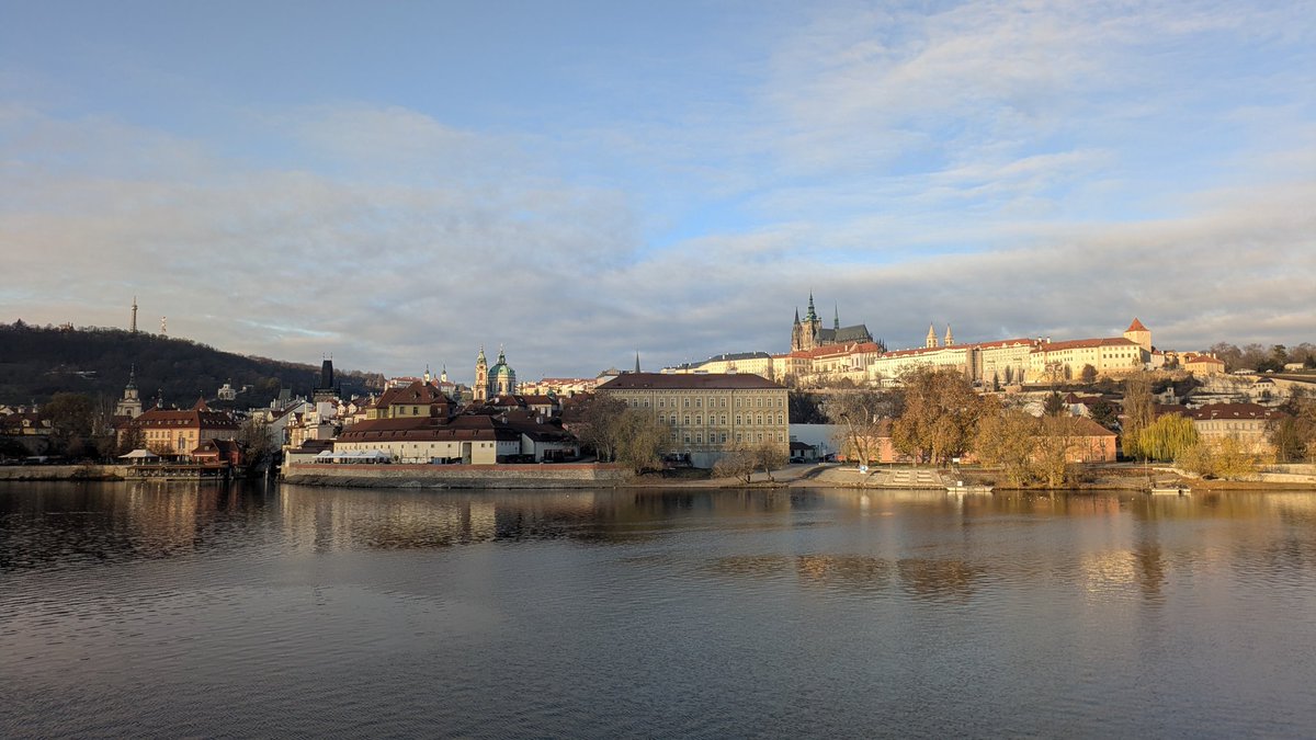 Krásné ráno z Královského hlavního města Prahy. Za chvíli začíná generální sněm <a href="/KorunaCeska/">Koruna Česká</a>