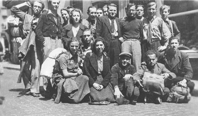 AdrianThomas90's tweet image. 🇧🇪Les jeunes communistes ont joué un rôle clé lors de grandes luttes de l’entre-deux-guerres et dans la Résistance.✊La première génération de JC belges a formé des groupes très soudés de militants dévoués.✍️Mon entretien avec feu José Gotovitch en 🇫🇷🇳🇱🇬🇧🇪🇸à la fin du fil🧶1/15⬇️