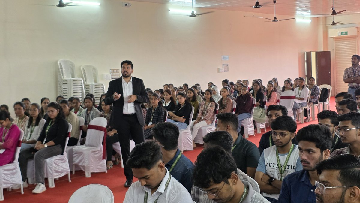 prpgei's tweet image. Today was an inspiring day at P. R. Pote Patil Educational Group as we hosted a fantastic guest lecture focused on creative thinking, problem-solving, and personal grooming! 🎉 Mr. Parateek Sarda captivated all second-year students from various courses with his engaging insights