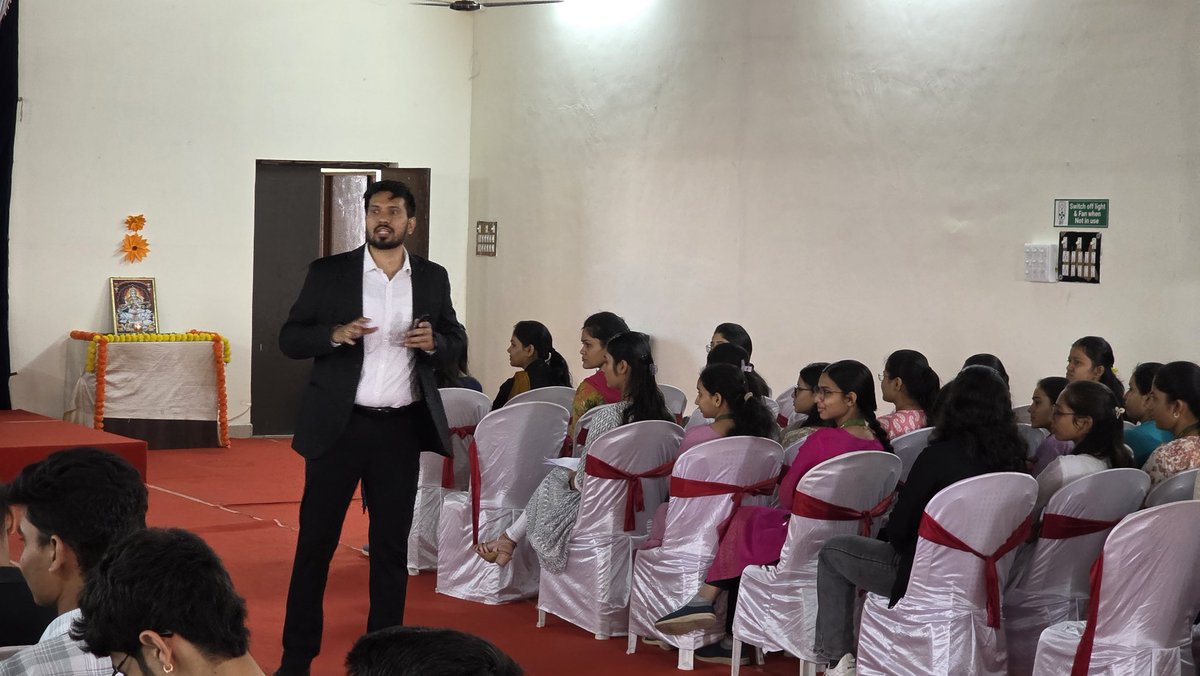 prpgei's tweet image. Today was an inspiring day at P. R. Pote Patil Educational Group as we hosted a fantastic guest lecture focused on creative thinking, problem-solving, and personal grooming! 🎉 Mr. Parateek Sarda captivated all second-year students from various courses with his engaging insights