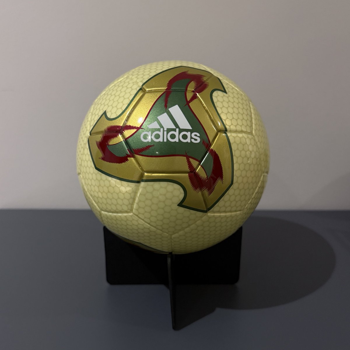 FormaMilor's tweet image. adidas x WC 2002

fevernova.