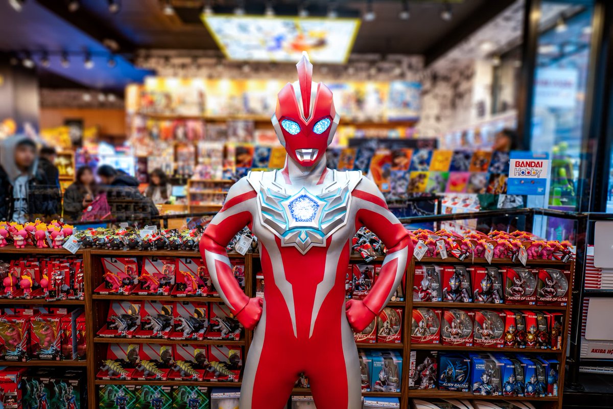TsuburayaGlobal's tweet image. Heroes and villains in the Big Apple🍎
Ultra Heroes and Kaiju landed in NYC, and took over Tamashii Nations Store in Times Square and Akiba House in Chinatown!
#UltramanLive