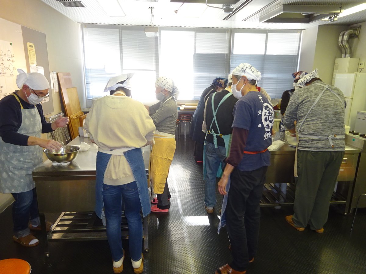 ushiodacent's tweet photo. 毎年恒例の「そば打ち講座」を開催しました。
新そばの良い香りの中で皆さん、一生懸命にそば打ちに
取り組んでいました。 https://t.co/Eum9IootYu