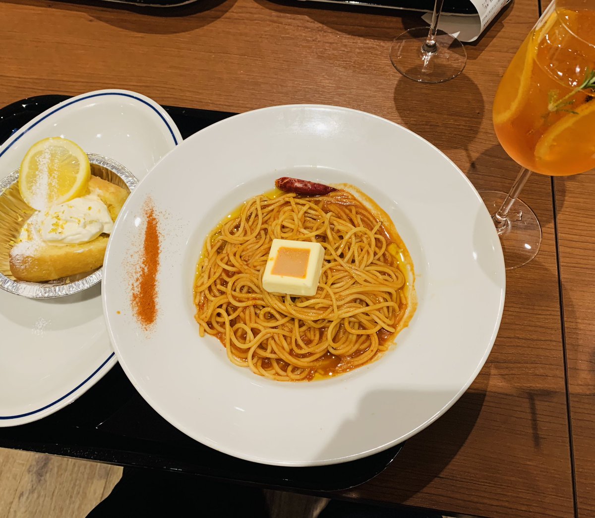 neuraloverlap's tweet image. 本日は作家のお仲間とイマーシブフォート東京で「ザ　シャーロック」の舞台観劇！
参加体験型で館内を一緒に歩き回るのですが、とにかく疲れました😅
ランチ付きということで「アサシン」というピリ辛パスタをいただきましたよ🌶️
謎解き推理ものかと思いましたが、エンタメ要素のほうが強かったかも🤔