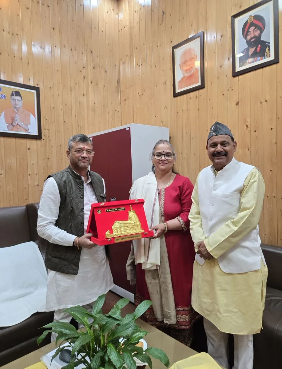 saurabhthaplial's tweet image. लखनऊ की आदरणीय महापौर श्रीमती @Sushma_Kharkwal जी आज कार्यालय आईं। देहरादून की डोईवाला विधानसभा के विधायक श्री @BrijbhushanUK जी भी उपस्थित रहे। शहर के विकास, स्वच्छता और नागरिक सुविधाओं पर सकारात्मक चर्चा हुई। उनके मार्गदर्शन और समर्थन के लिए हृदय से आभार।