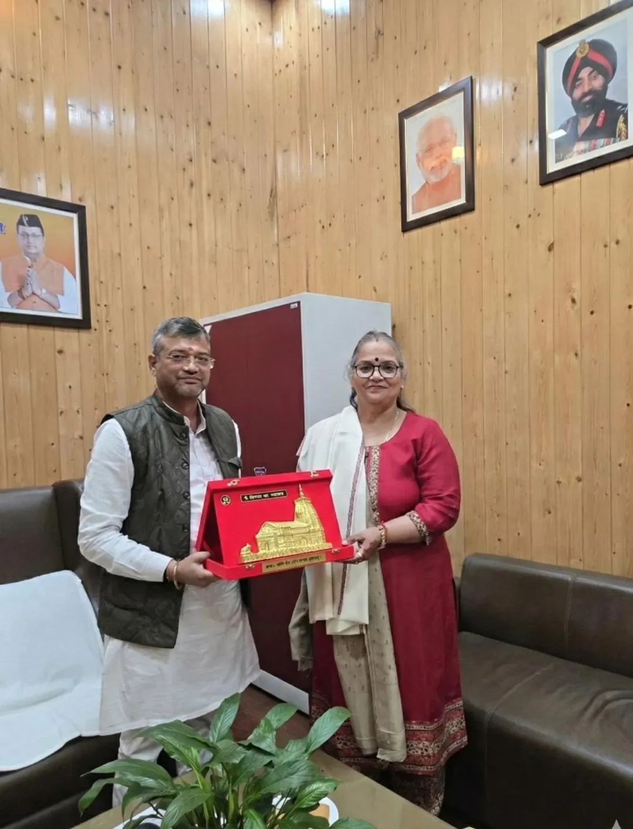 saurabhthaplial's tweet image. लखनऊ की आदरणीय महापौर श्रीमती @Sushma_Kharkwal जी आज कार्यालय आईं। देहरादून की डोईवाला विधानसभा के विधायक श्री @BrijbhushanUK जी भी उपस्थित रहे। शहर के विकास, स्वच्छता और नागरिक सुविधाओं पर सकारात्मक चर्चा हुई। उनके मार्गदर्शन और समर्थन के लिए हृदय से आभार।