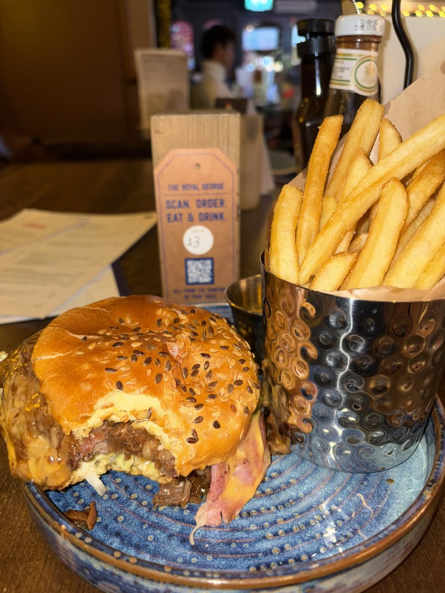 kingjimmyc's tweet image. Some woman deleted a burger 🍔 post unable to reply @Airtasker is LA best burger 🍔 movement !