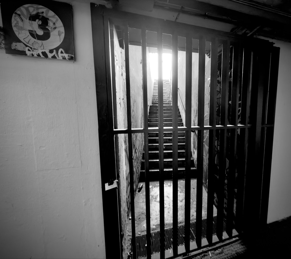 photoroma69's tweet image. Scegli sempre il #binario2 , gli altri non sai mai dove ti condurranno. 

🇬🇧👉Always choose #platform2, you don't know where the others will take you.

#photography #22novembre #blackandwhitephoto
#iraccontidelbinario2
#monochrome