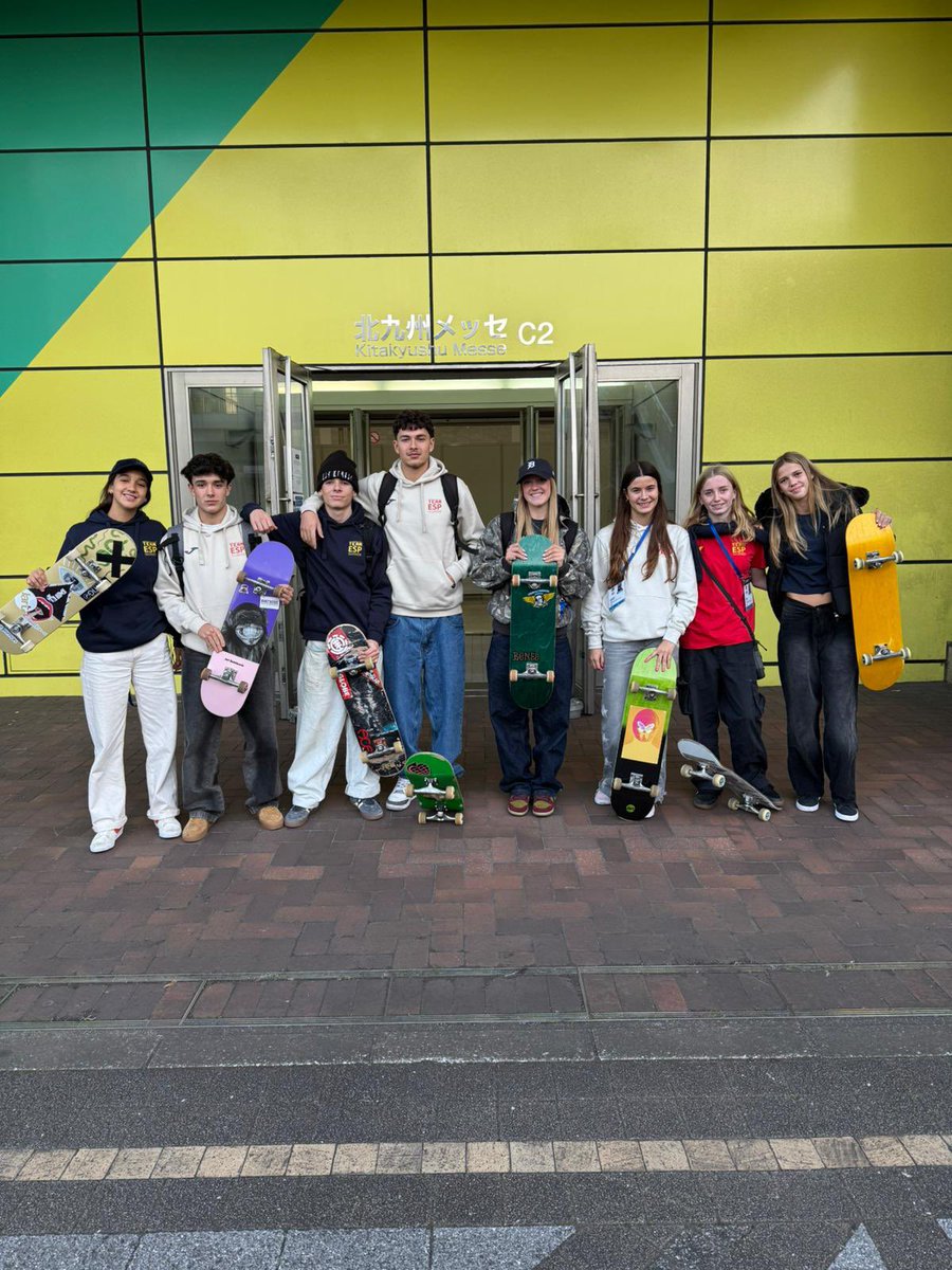 FedPatinaje's tweet image. 🇯🇵 ¡YA ESTAMOS EN JAPÓN!

El #TeamEsp de Street aterriza en Japón para disputar la World Cup de Kitakyushu 2025 🏆🌍

Del 23 al 30 de noviembre, la ciudad japonesa de Kitakyushu reunirá a lxs mejores riders del mundo en la competición internacional 🛹

#Skateboarding
