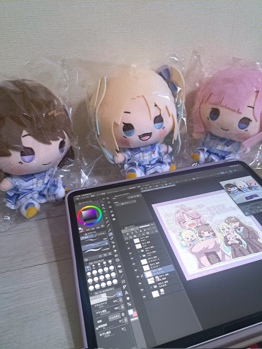 sambac_304's tweet image. これは後で消えるツイートなのですが、作業を見守ってくれるもちどるみらぱ可愛いから見て……のやつ……
ほこり被ったり汚れたりするのヤダから袋にinしてもらってる……